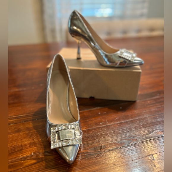 Beautiful silver patent leather heel with large diamond rhinestone embellishment - Picture 1 of 9